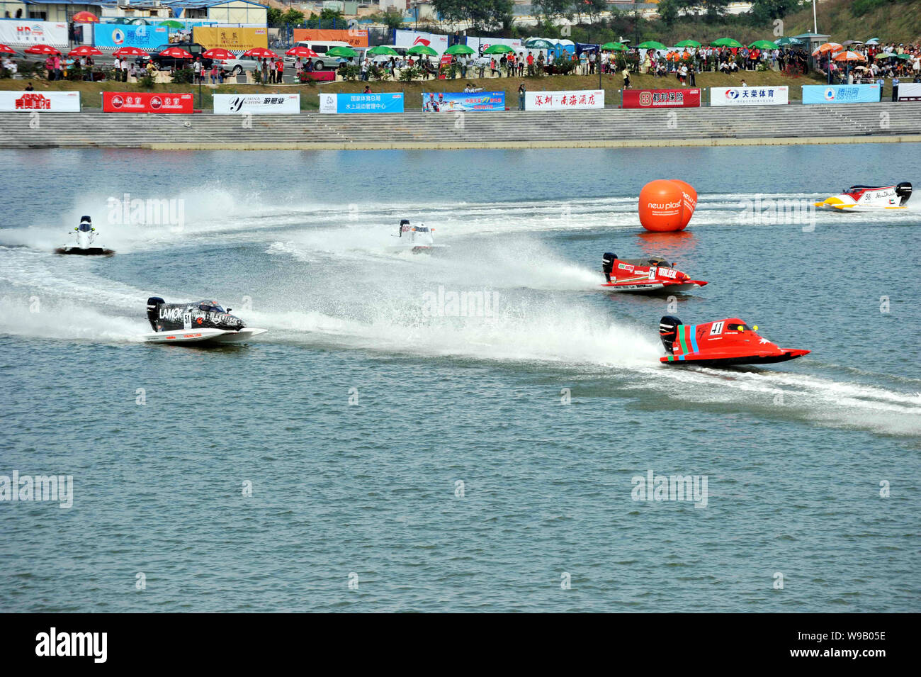 Motorboot Racers konkurrieren während der 2010 U.I.M. F1 H2O Wm Grand Prix von Shenzhen im Süden von China Guangdong Provinz, 24. Oktober 2010. Stockfoto