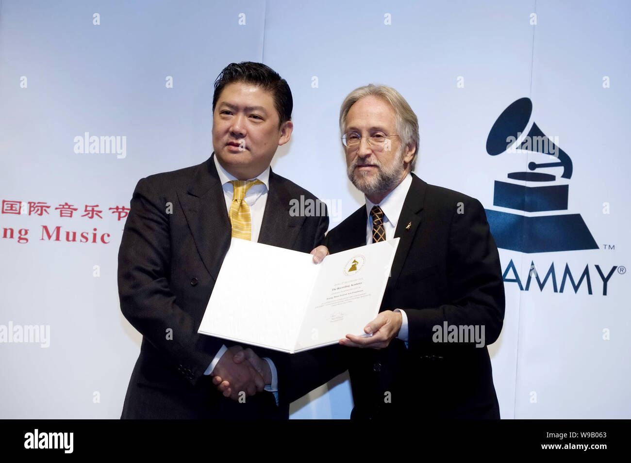 Neil Portnow, rechts, Präsident der Nationalen Akademie der Wissenschaften und Künste (NARAS) und Präsident der Recording Industry Association von Ameri Stockfoto