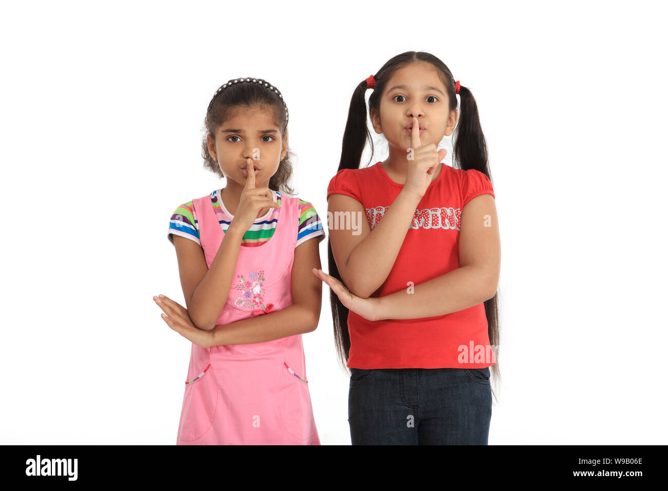 Zwei Mädchen Mit Finger Auf Den Lippen Stockfotografie Alamy 