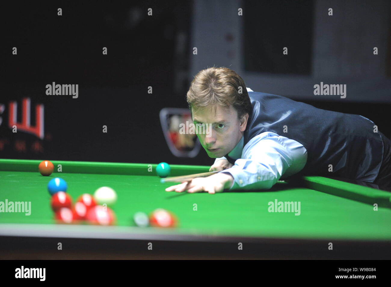 Ken Doherty von Irland spielt einen Schuß gegen Graeme Dott von Schottland in der ersten Runde der World Snooker Roewe Shanghai Masters 2010 in Shanghai, C Stockfoto