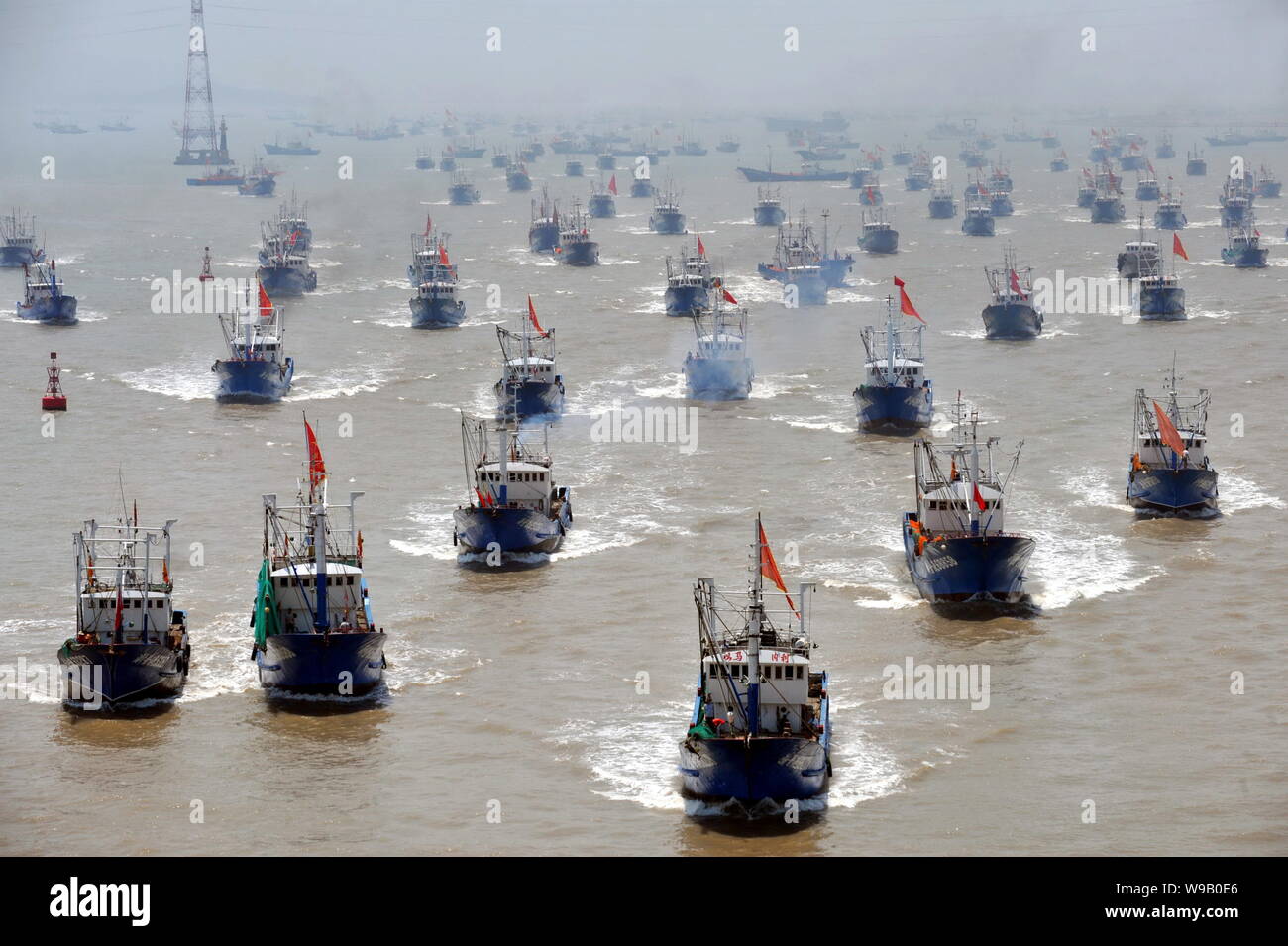 Mehr als 1.300 angeln Boote verlassen den Hafen Shenjiamen für das Meer wieder Angeln nach einem zweimonatigen Fangverbot vom Ministerium für Landwirtschaft i Stockfoto