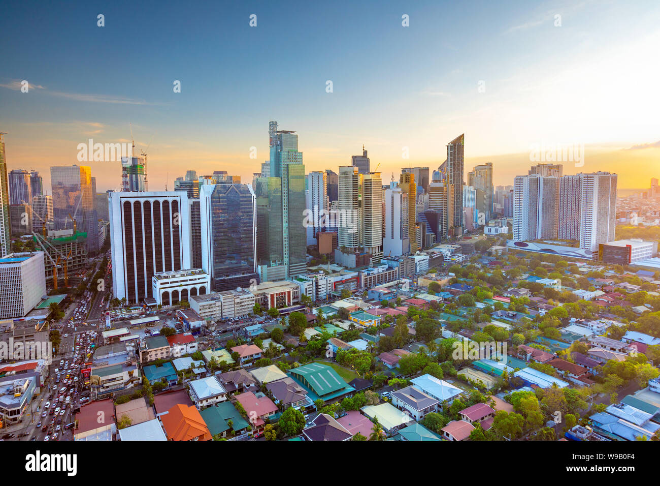 Eleveted, den Sonnenuntergang von Makati, dem Geschäftsviertel von Metro Manila, Philippinen Stockfoto