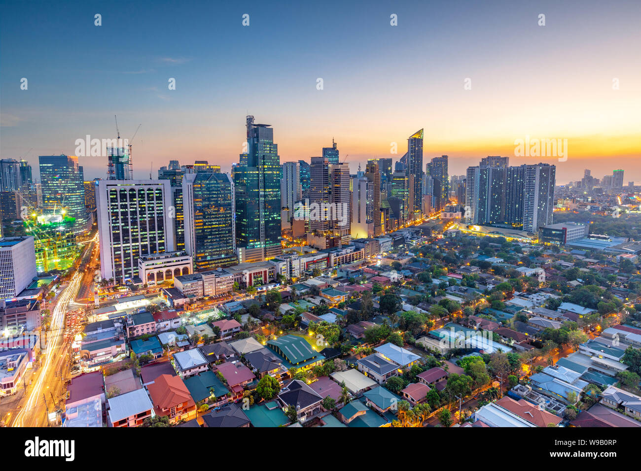 Eleveted, Nachtaufnahme von Makati, dem Geschäftsviertel von Metro Manila, Philippinen Stockfoto