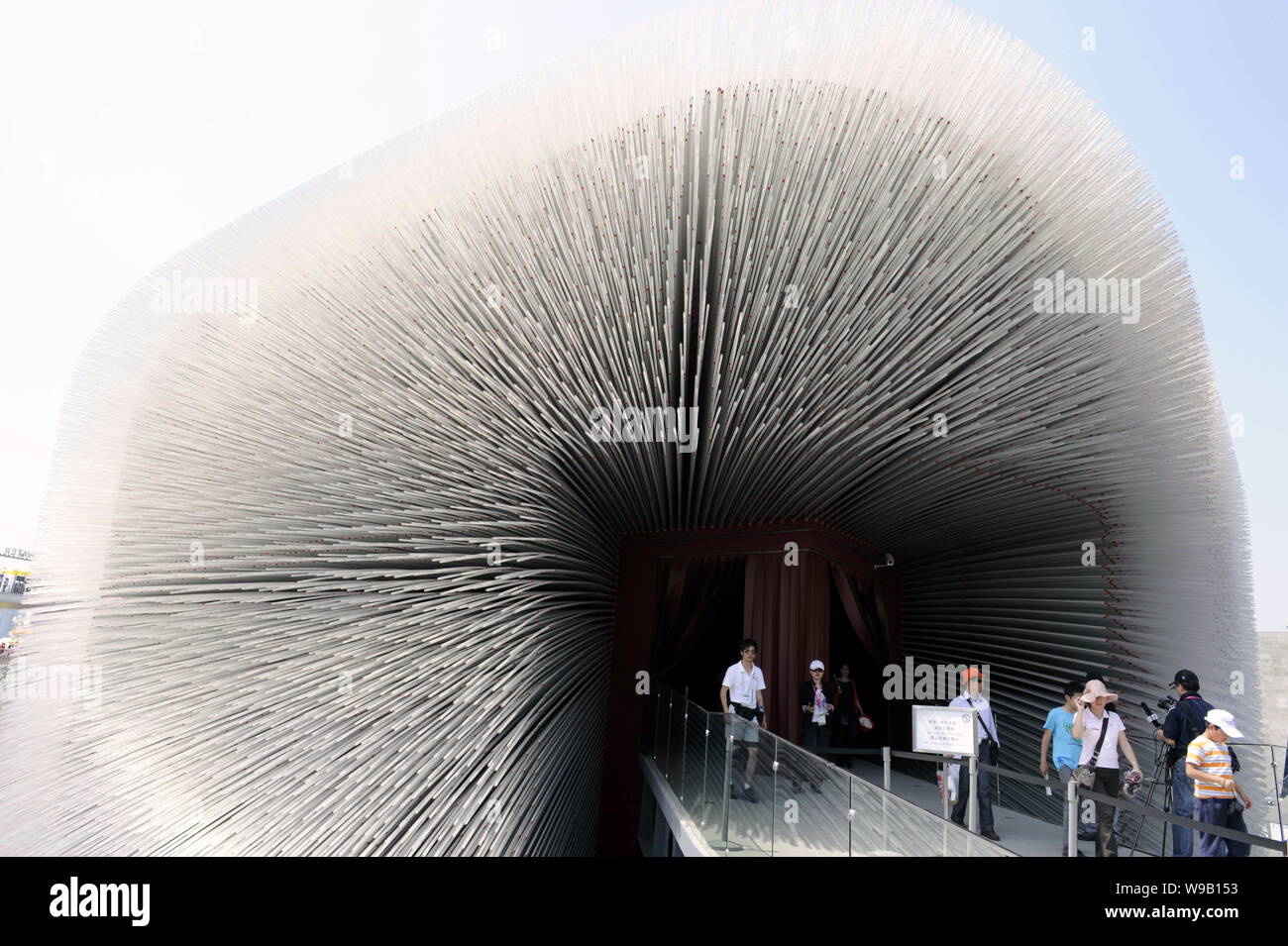 Besucher verlassen den britischen Pavillon auf der Expo in Shanghai, China, 4. Mai 2010. Ein Pavillon wie ein Kasten, der sich aus Tausenden von Stacheln schwebt ohne Stockfoto