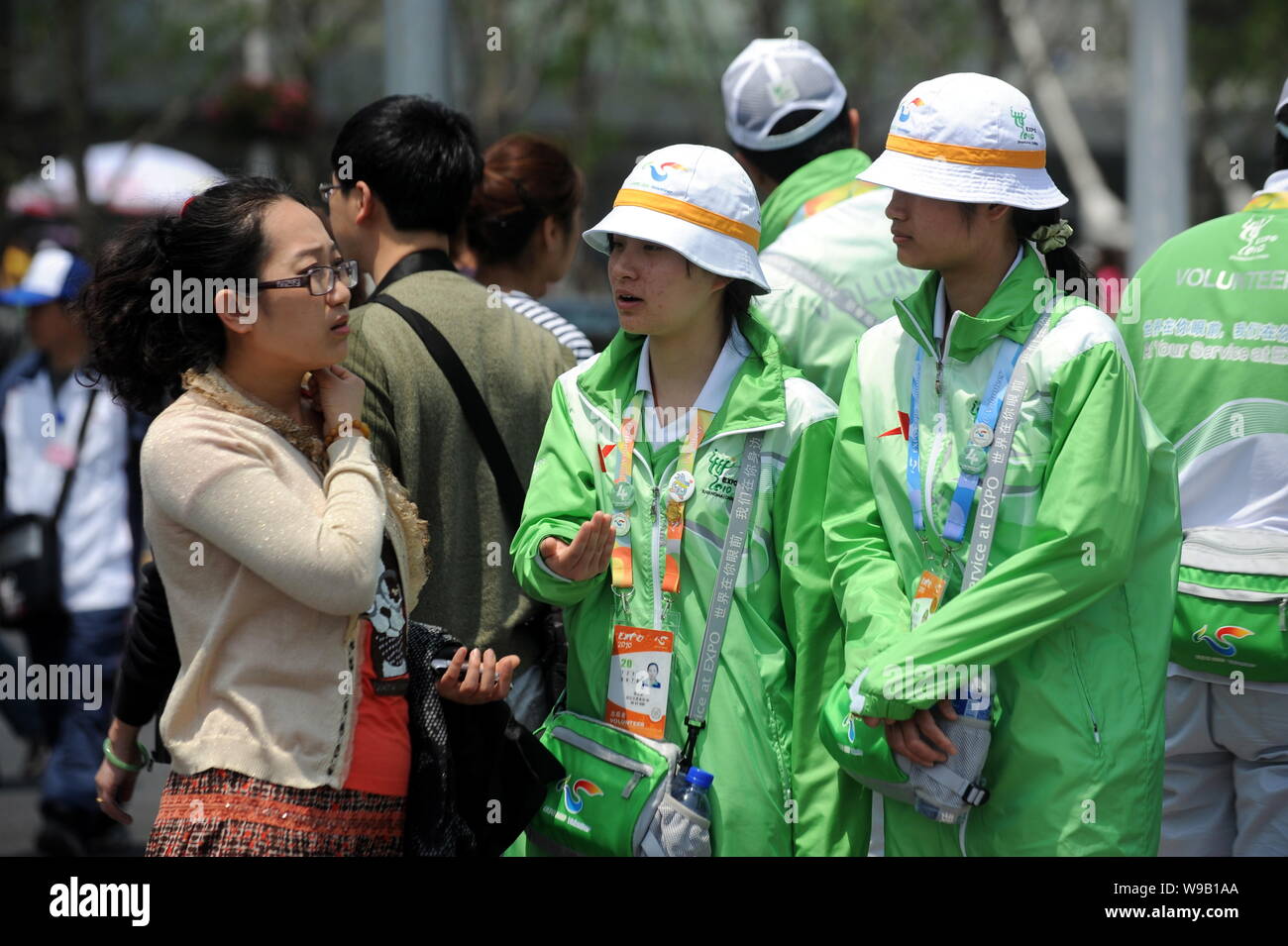 Chinesischen Probanden (in Grün), die Besucher in der EXPO-Gelände am ersten Tag nach der offiziellen Eröffnung der Weltausstellung Expo 2010 in Shanghai, China, 1. Stockfoto