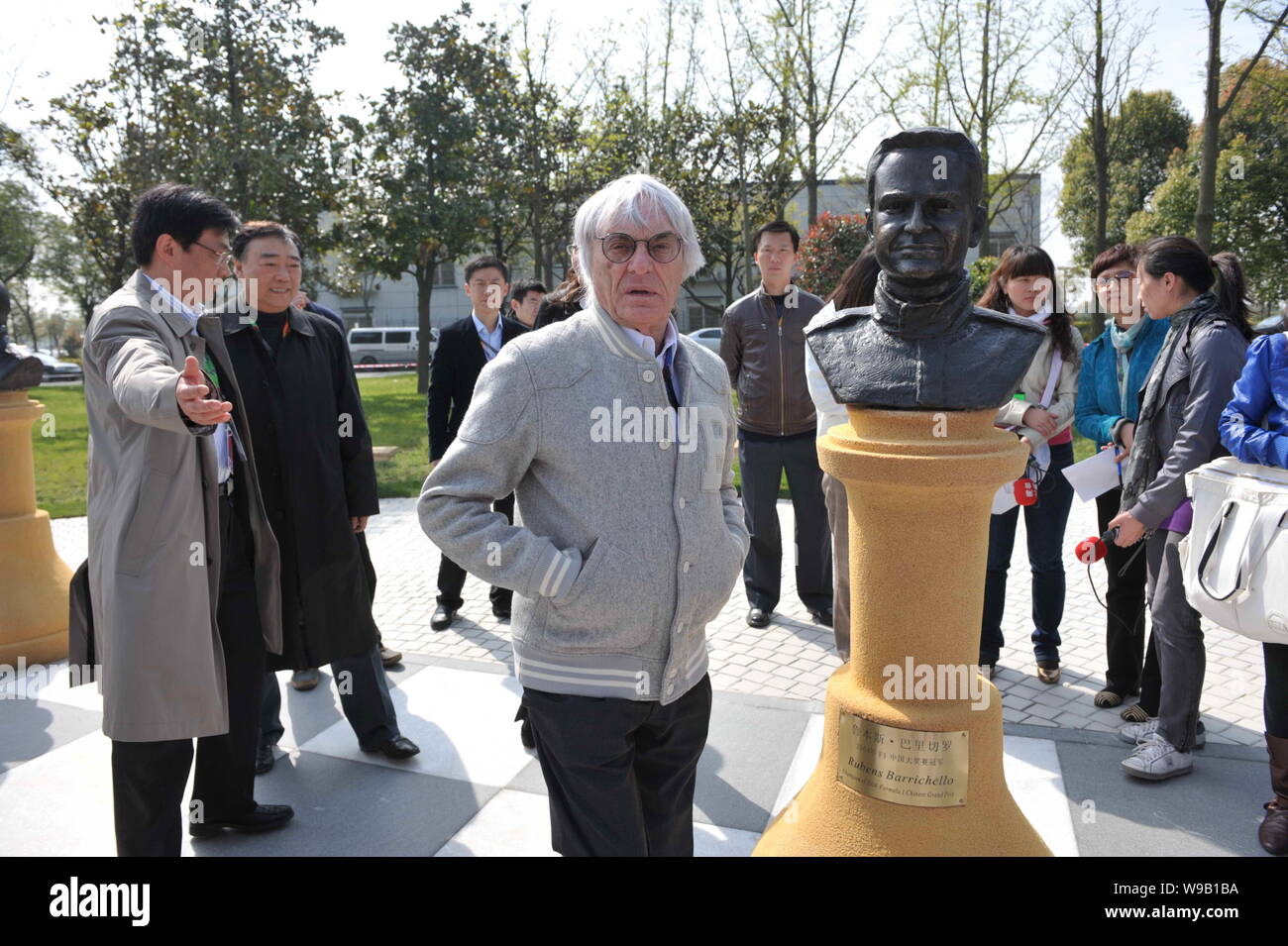 Bernie Ecclestone, kommerzielle Supremo der Formel 1 (F1), steht neben einer Statue von Rubens Barrichello, der Meister von 2004 F1 Shanghai Grand P Stockfoto