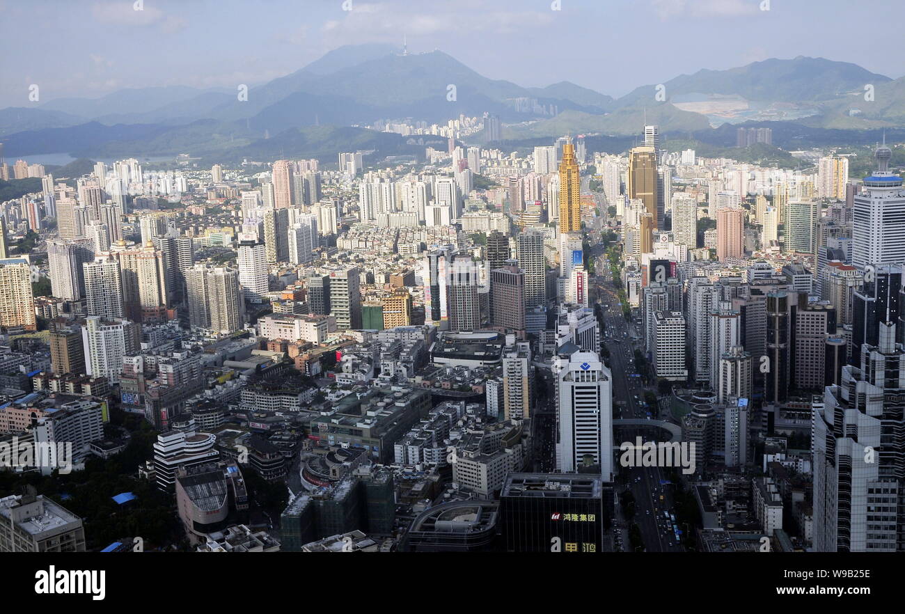 Anzeigen von Clustern von Wolkenkratzern, Hochhaus Büro- und Wohngebäuden Mehrfamilienhäusern in Shenzhen City, South China Guangdong Provinz, 10. August 201 Stockfoto