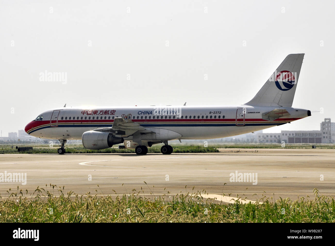 Ein Flugzeug der China Eastern Airlines ist am Internationalen Flughafen Pudong in Shanghai, China, 21. Oktober 2010 gesehen. China Eastern Airlines Corp., Si Stockfoto