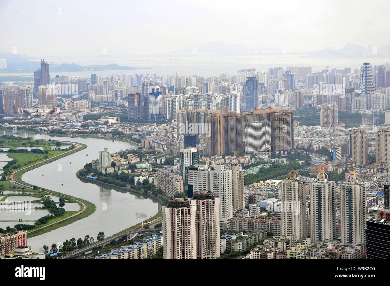 Anzeigen von Clustern von Wolkenkratzern, Hochhaus Büro- und Wohngebäuden Mehrfamilienhäusern in Shenzhen City, South China Guangdong Provinz, 11. August 201 Stockfoto