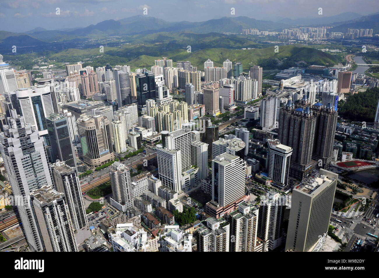 Anzeigen von Clustern von Wolkenkratzern, Hochhaus Büro- und Wohngebäuden Mehrfamilienhäusern in Shenzhen City, South China Guangdong Provinz, 10. August 201 Stockfoto