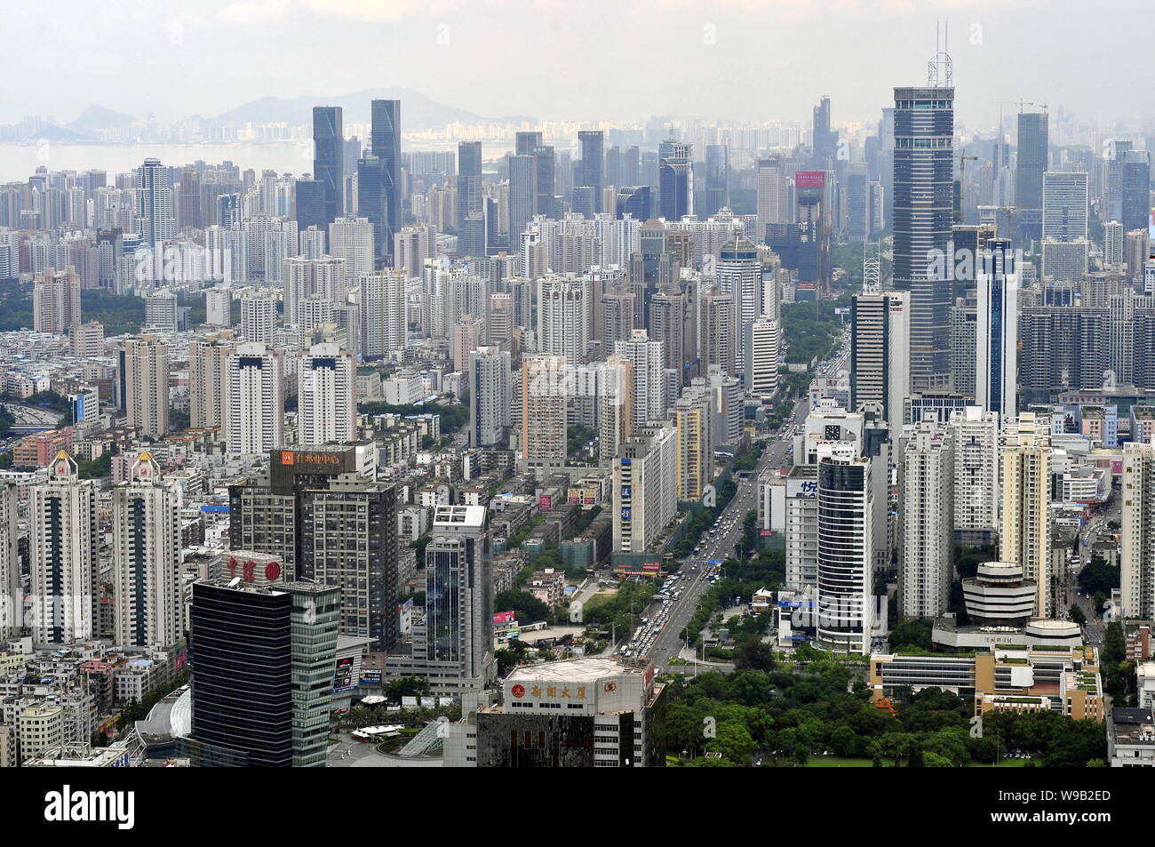 Anzeigen von Clustern von Wolkenkratzern, Hochhaus Büro- und Wohngebäuden Mehrfamilienhäusern in Shenzhen City, South China Guangdong Provinz, 11. August 201 Stockfoto