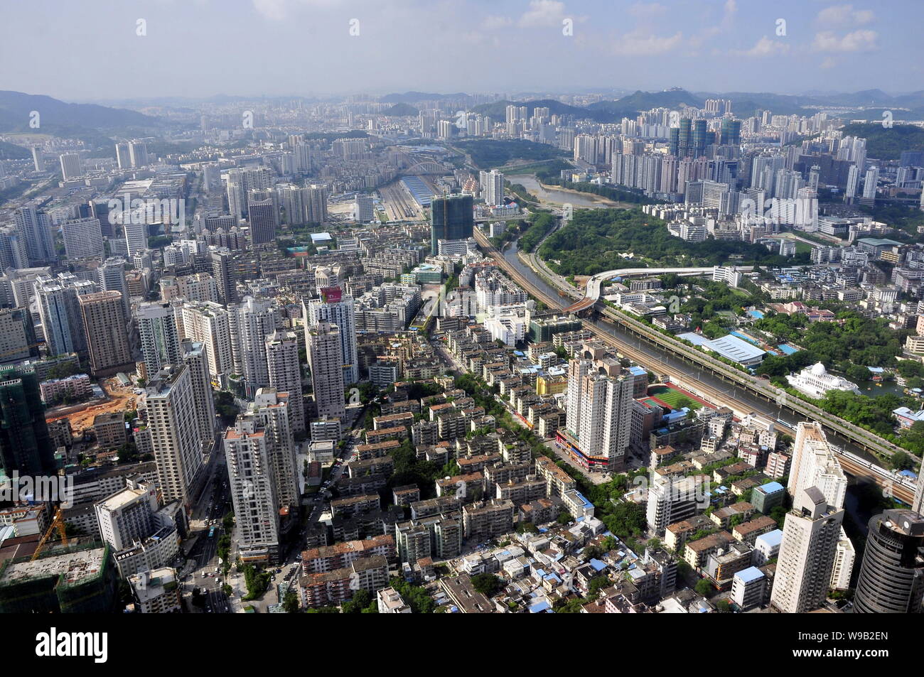 Anzeigen von Clustern von Wolkenkratzern, Hochhaus Büro- und Wohngebäuden Mehrfamilienhäusern in Shenzhen City, South China Guangdong Provinz, 10. August 201 Stockfoto