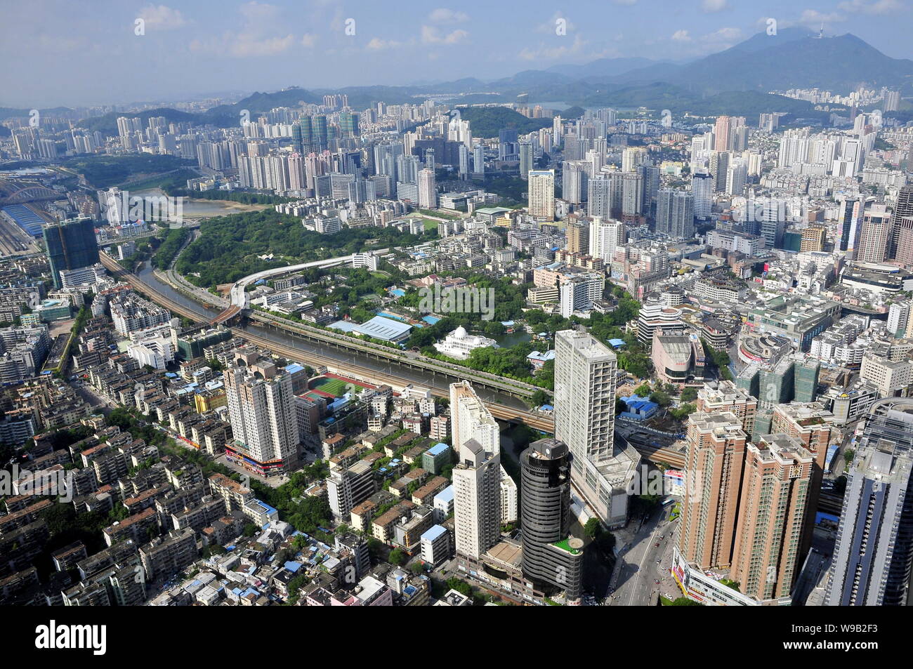 Anzeigen von Clustern von Wolkenkratzern, Hochhaus Büro- und Wohngebäuden Mehrfamilienhäusern in Shenzhen City, South China Guangdong Provinz, 10. August 201 Stockfoto