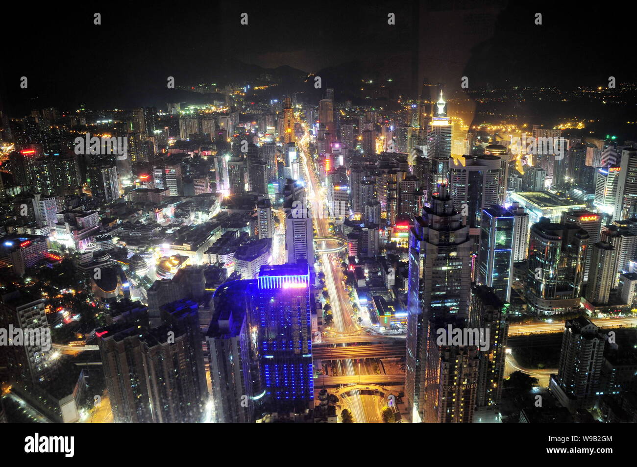 Nachtansicht von Clustern von Wolkenkratzern, Hochhaus Büro- und Wohngebäuden Mehrfamilienhäusern in Shenzhen City, South China Guangdong Provinz, 10 Augu Stockfoto