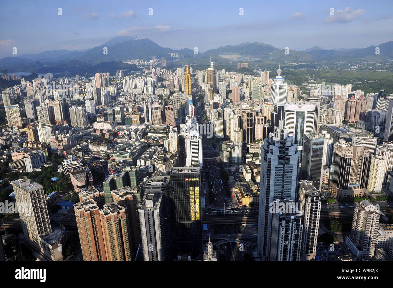 Anzeigen von Clustern von Wolkenkratzern, Hochhaus Büro- und Wohngebäuden Mehrfamilienhäusern in Shenzhen City, South China Guangdong Provinz, 10. August 201 Stockfoto