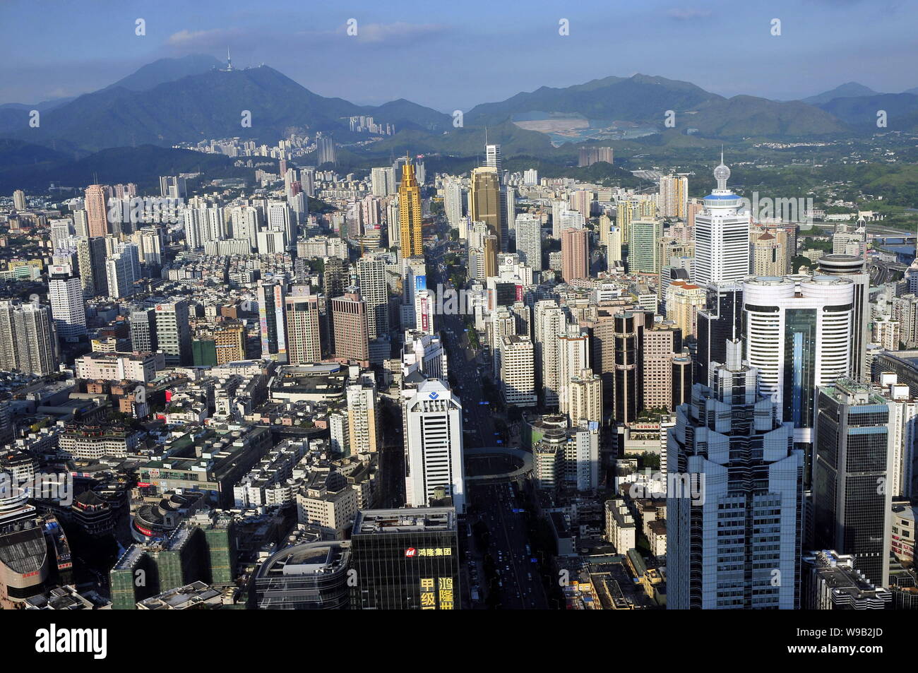 Anzeigen von Clustern von Wolkenkratzern, Hochhaus Büro- und Wohngebäuden Mehrfamilienhäusern in Shenzhen City, South China Guangdong Provinz, 10. August 201 Stockfoto