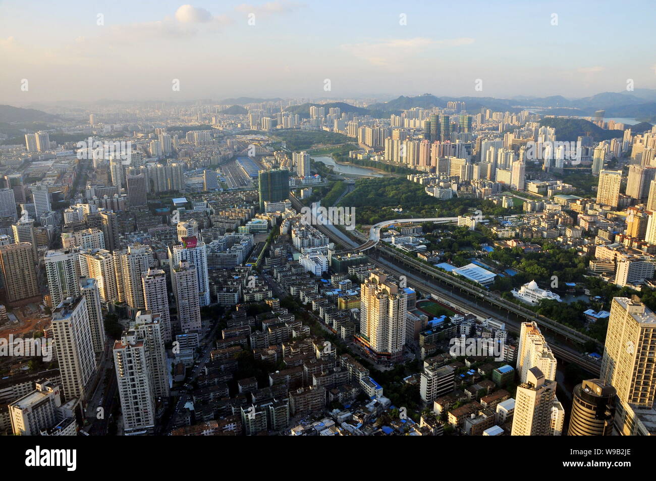 Anzeigen von Clustern von Wolkenkratzern, Hochhaus Büro- und Wohngebäuden Mehrfamilienhäusern in Shenzhen City, South China Guangdong Provinz, 10. August 201 Stockfoto