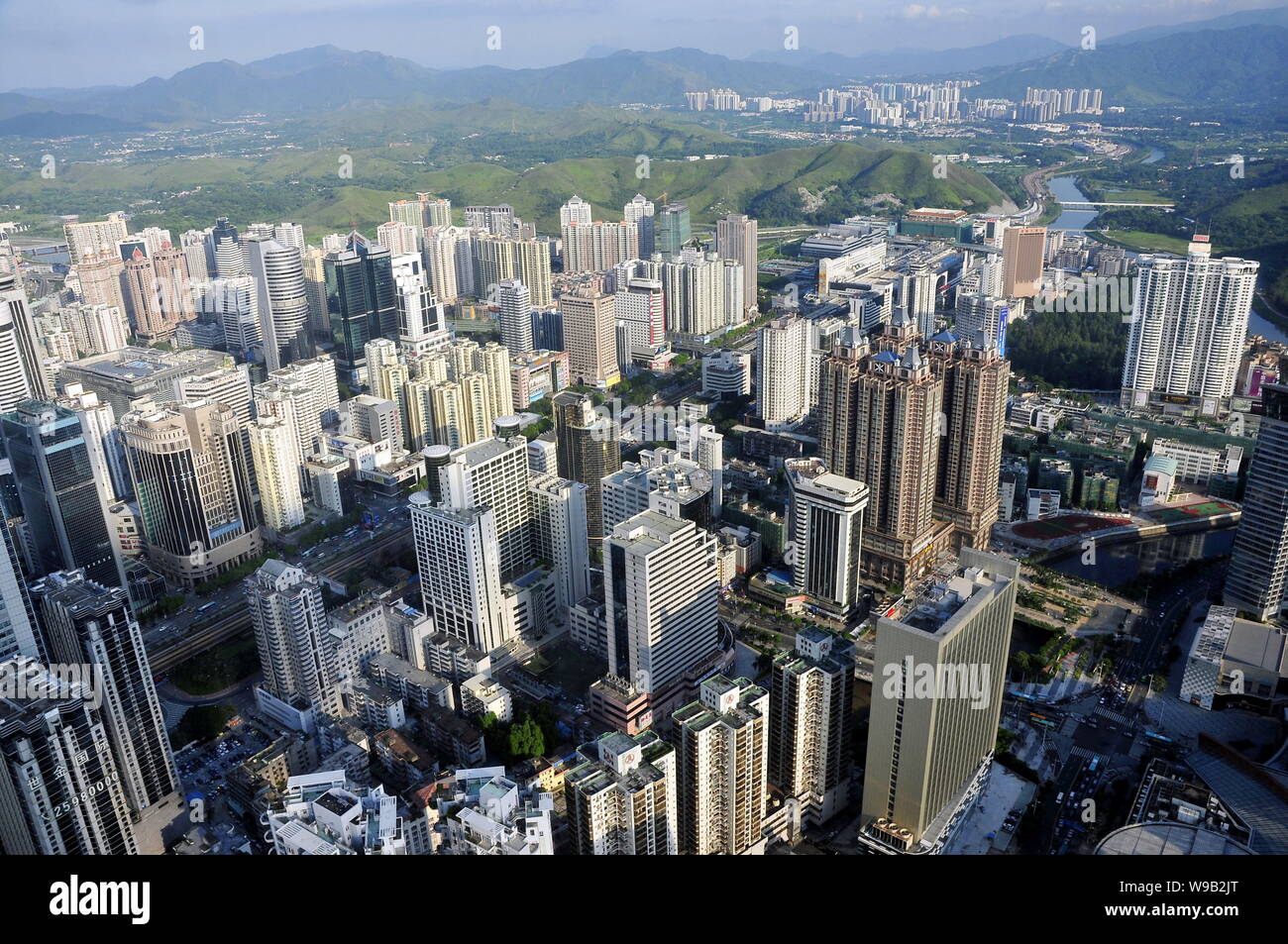 Anzeigen von Clustern von Wolkenkratzern, Hochhaus Büro- und Wohngebäuden Mehrfamilienhäusern in Shenzhen City, South China Guangdong Provinz, 10. August 201 Stockfoto