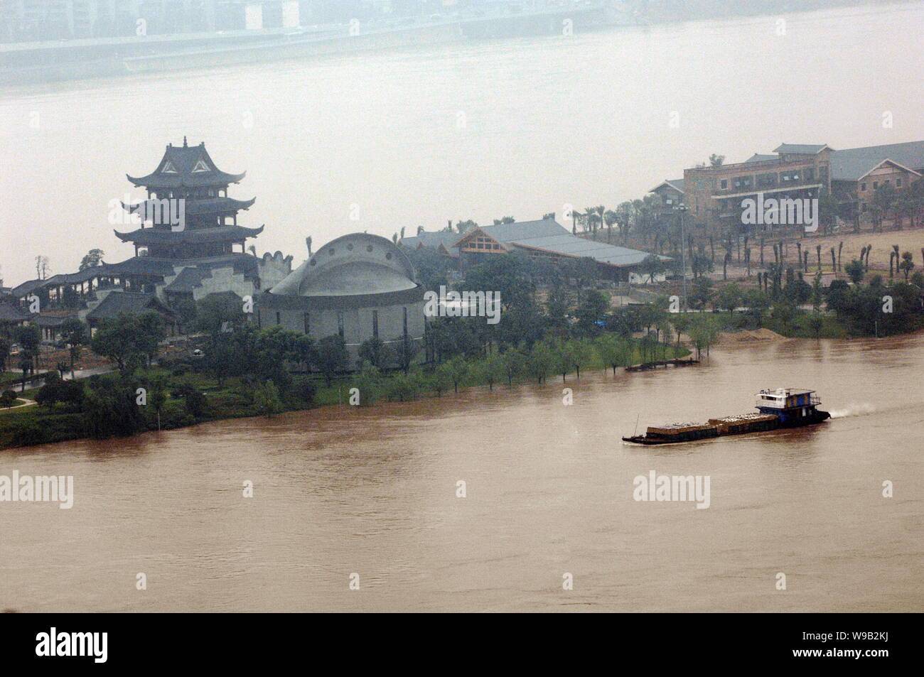 Ein Boot segelt auf dem überschwemmten Xiang Flusses (oder Fluss Xiangjiang) in Changsha City, Central China Hunan Provinz, 23. Juni 2010. Flut - zerschlagene Teile Stockfoto