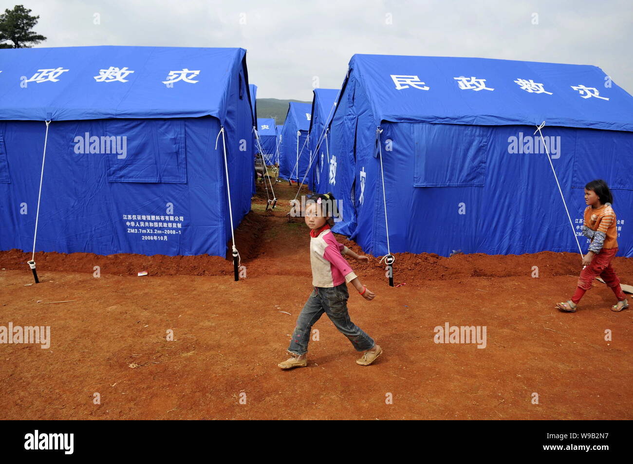 Chinesische Kinder von den Überschwemmungen betroffen Vergangenheit retten Zelte in Malong County, qujing City, im Südwesten von China Yunnan Provinz, 27. Juni 2010. Überschwemmungen in Chin Stockfoto