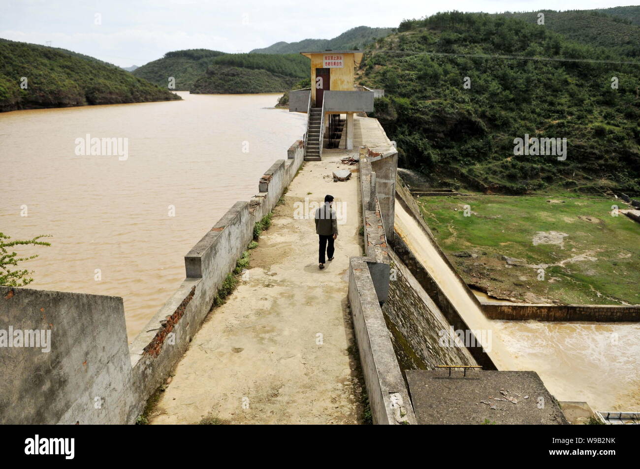 Ein chinesischer Arbeiter prüft die Verdammung der überfluteten Longquan Reservoir in Malong County, qujing City, im Südwesten von China Yunnan Provinz, 27. Juni 2010. F Stockfoto