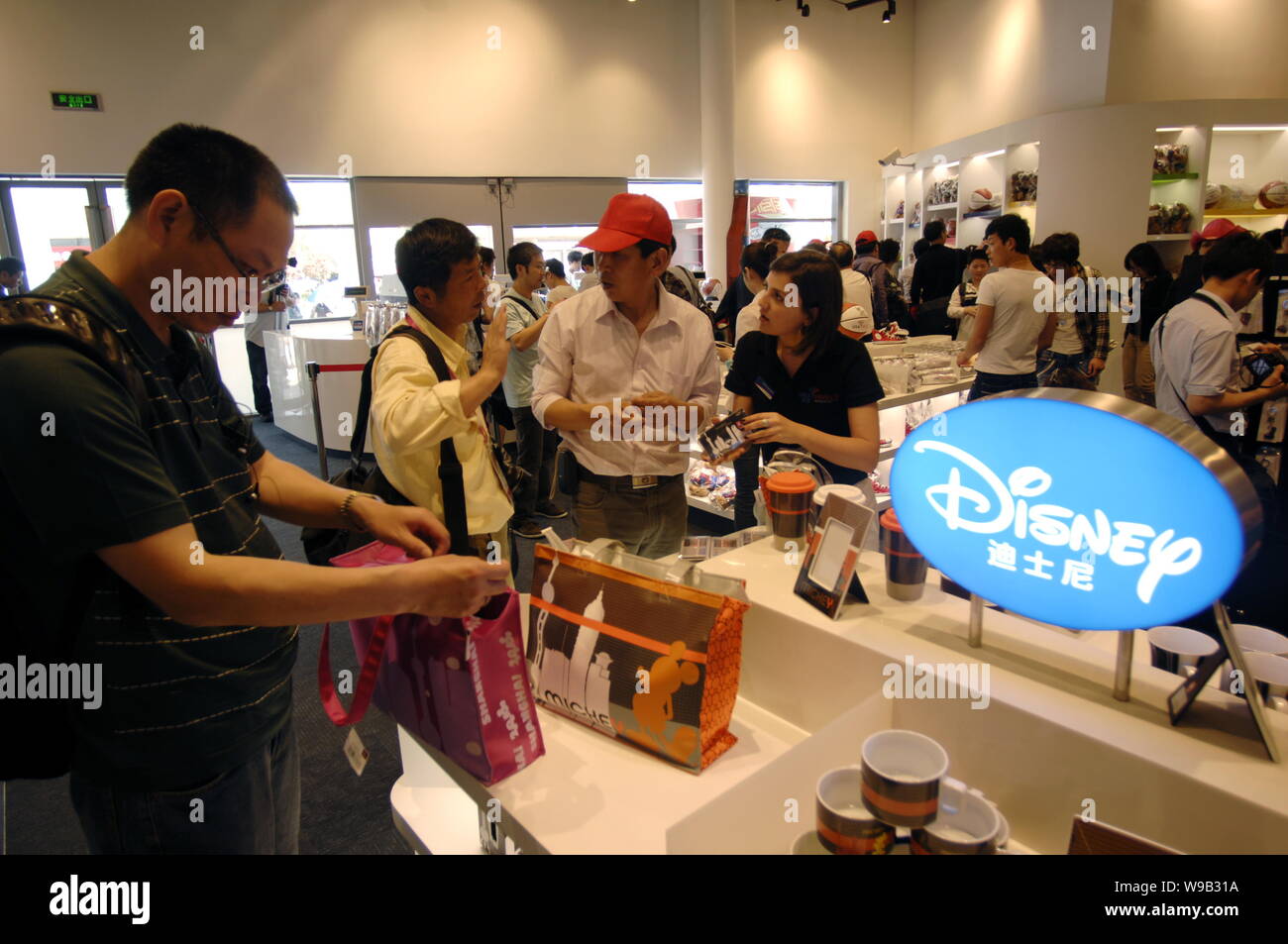 Besucher shop für Disney Souvenirs in den USA Pavillon auf der Weltausstellung in Shanghai, China, 3. Mai 2010. Stockfoto