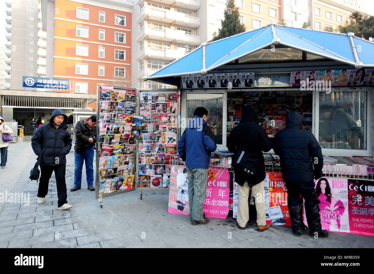 Chinesischen Einwohner kaufen Zeitungen und Zeitschriften an einem Zeitungskiosk außerhalb einer U-Bahnstation in Peking, China, 10. Januar 2010. Das Verbot der Kiosk Stockfoto