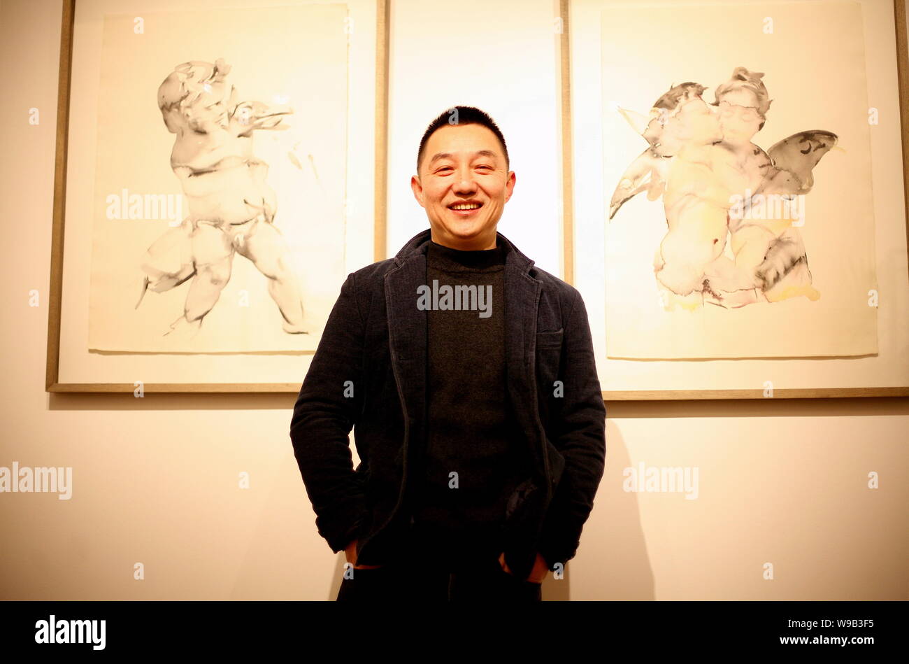 Chinesische artiest Guo Wei posiert vor seiner Werke während der B. Toguo/Guo Wei Ausstellung im Hadrien de Montferrand Pantry in der 798 Kunst Dist Stockfoto