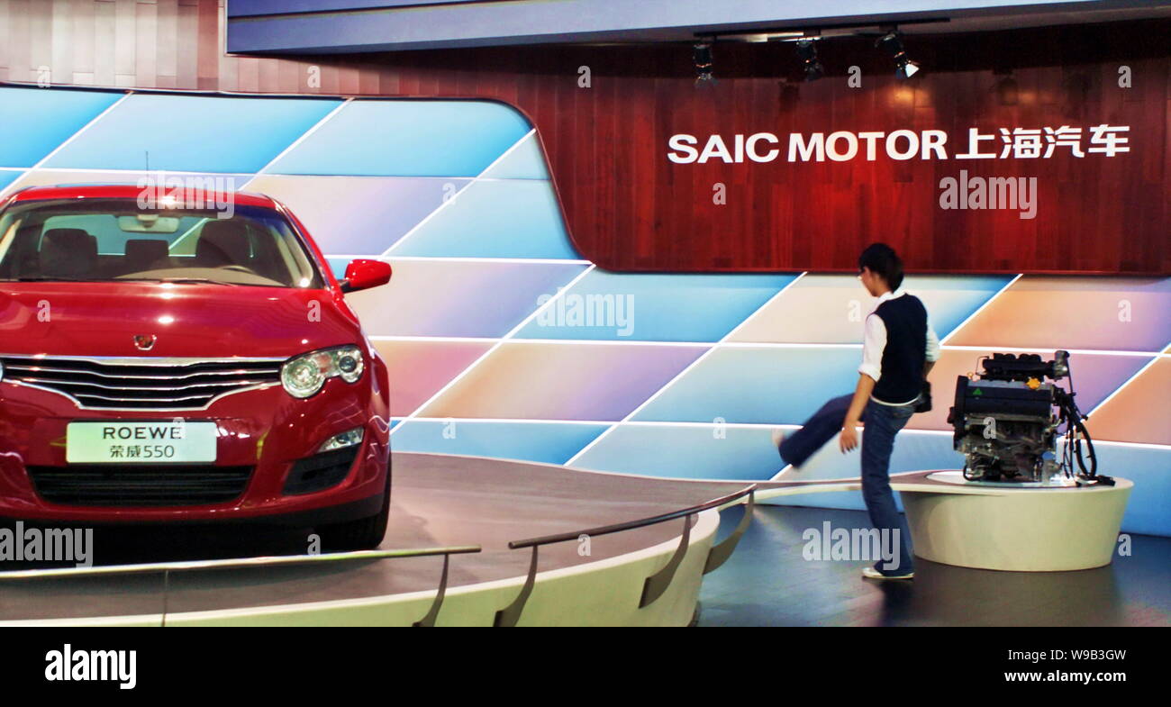---- Ein Roewe 550 der SAIC (Shanghai Automotive Industry Corporation (Gruppe)) ist auf dem Display während ein Auto Show in Shanghai, China, 31. Oktober 2009 Stockfoto