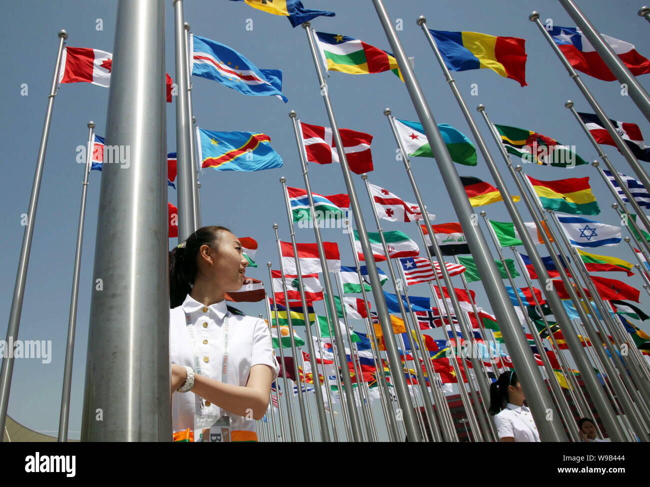 Chinesische Hostessen heben nationale Flaggen während der Probe von der Flagge - Anhebung Zeremonie in der Expo in Shanghai, China, 29. April 2010. Shanghai Stockfoto