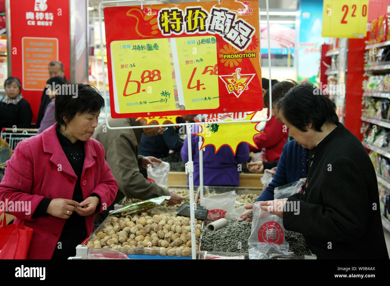 Chinesische Kunden shop für Lebensmittel in einem Supermarkt in der Stadt Huaibei, East China Provinz Anhui, 11. November 2010. China Staatsrat, oder das Gehäuse Stockfoto