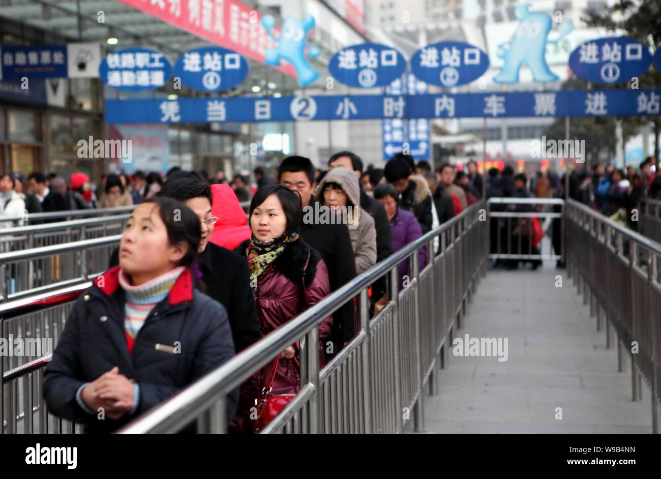 Passagiere die Bahnhof Shanghai in Shanghai, China, 6. Januar 2010 ein. China rasant und Modernisierung des Eisenbahnnetzes Stockfoto