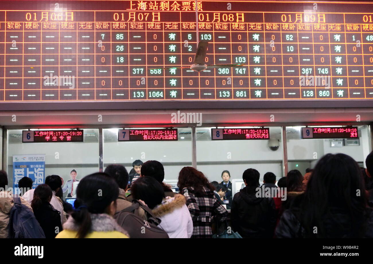 Passagiere Line up Tickets am Bahnhof Shanghai in Shanghai, China, 6. Januar 2010 zu kaufen. China rasant und die Modernisierung der Eisenbahn Stockfoto