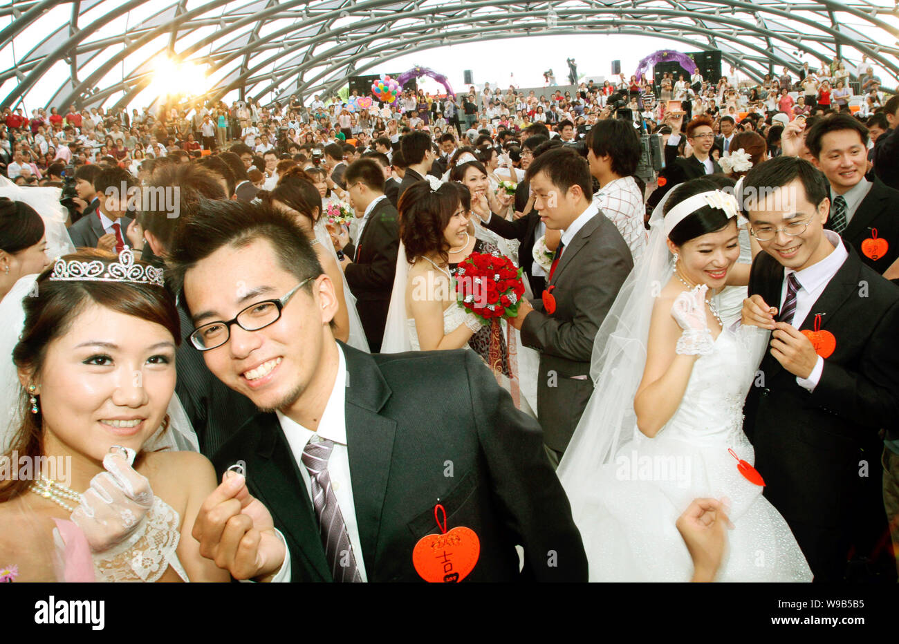 Neu verheiratete Paare sind während einer Messe Hochzeit auf der günstigen Tag in Taipei, Taiwan, 9. September 2010 gesehen. Erhielt eine Gesamtmenge von 163 verheiratete Paare Ich Stockfoto