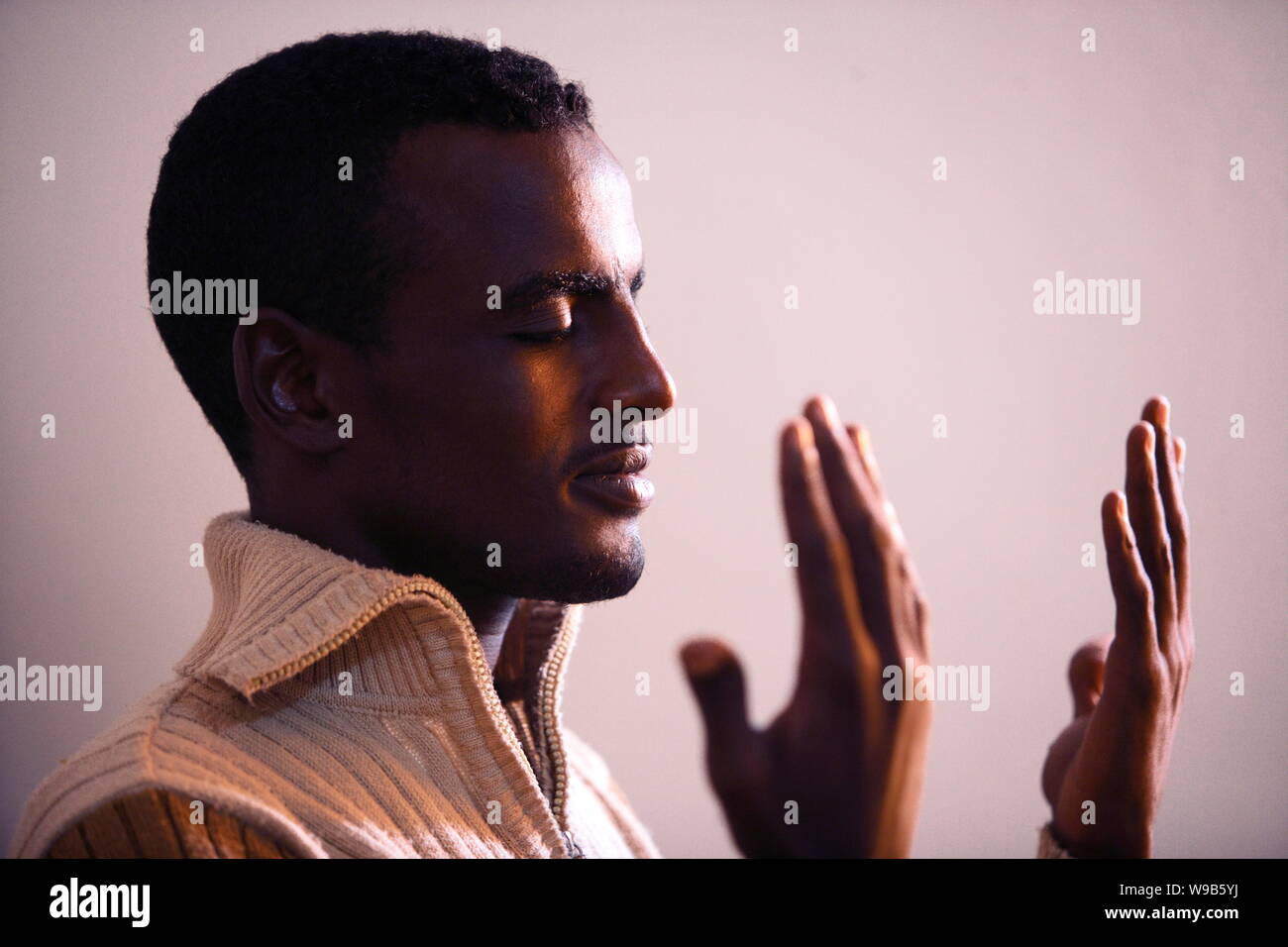 Ein somalischer Mann betet in Bosaso (Boosaaso), Somalia, 20. Januar 2009. Zwei junge chinesische Journalisten wurden im Januar 2009 nach Somalia geschickt Bericht machen Stockfoto