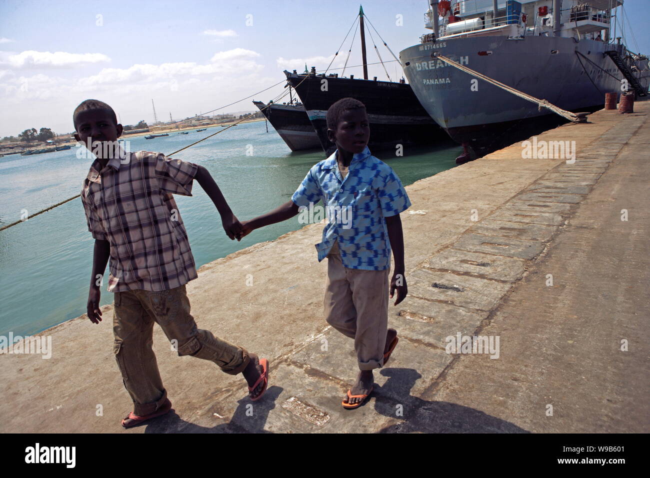 Zwei somalische Kinder Spaziergang entlang einem Dock am Hafen in Bosaso (Boosaaso), Somalia, 20. Januar 2009. Zwei junge chinesische Journalisten waren, Somal gesendet Stockfoto