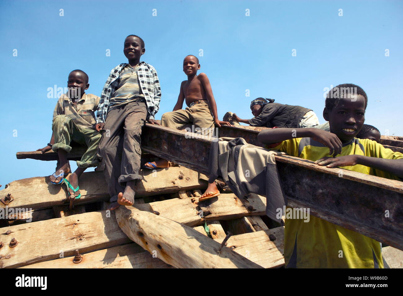 Die somalische Kinder spielen an einem Dock in Bosaso (Boosaaso), Somalia, 20. Januar 2009. Zwei junge chinesische Journalisten wurden im Januar 2009 nach Somalia geschickt Stockfoto