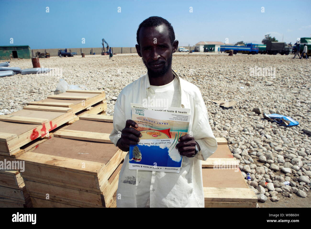 Ein somalischer Mann verteilt Flugblätter am Hafen in Bosaso (Boosaaso), Somalia, 20. Januar 2009. Zwei junge chinesische Journalisten wurden nach Somalia geschickt Stockfoto