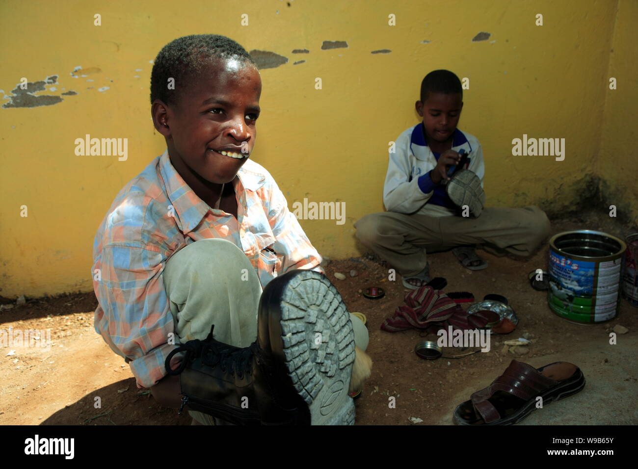 Die somalische Kinder polnischen Schuhe in Garowe, Puntland, Somalia, 18. Januar 2009. Zwei junge chinesische Journalisten wurden im Januar 2009 nach Somalia geschickt Stockfoto
