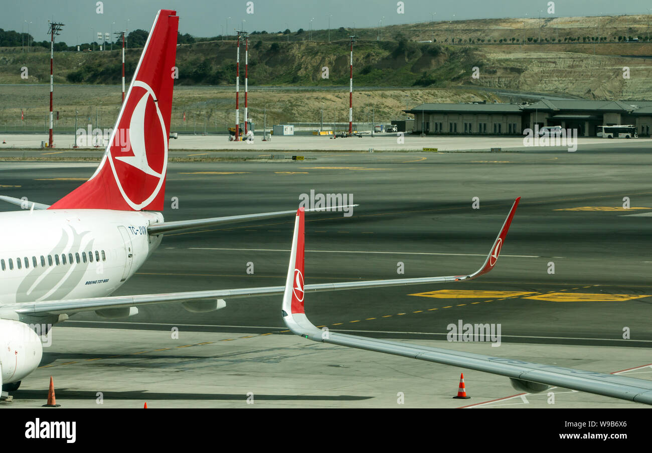 Neue Flughafen Istanbul, Istanbul/Türkei - am 11. August 2019: Turkish Airlines TC JVN und ein anderes Flugzeug Seite an Seite in Istanbul neuen Flughafen. Stockfoto
