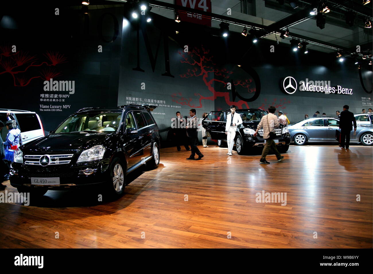 Chinesischer Besucher Schauen Bei Mercedes Benz Cars Wahrend Der Auto Show In Peking China 21 April 08 Von Mercedes Benz Steigerte Umsatz Von Daiml Stockfotografie Alamy