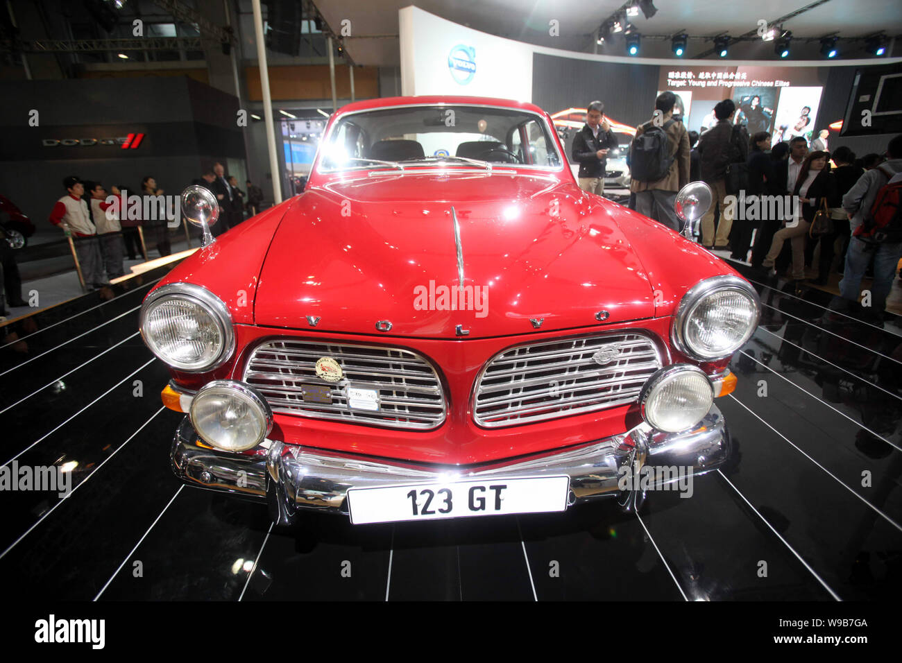 Ein Volvo 123 GT ist auf dem Display während ein Auto Show in Guangzhou City, South China Guangdong Provinz, 20. Dezember 2010 gesehen. Zhejiang Geely Holding Stockfoto