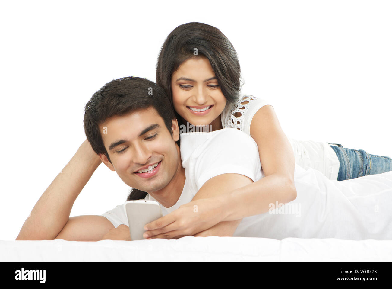 Junges Paar SMS auf Handy Stockfoto