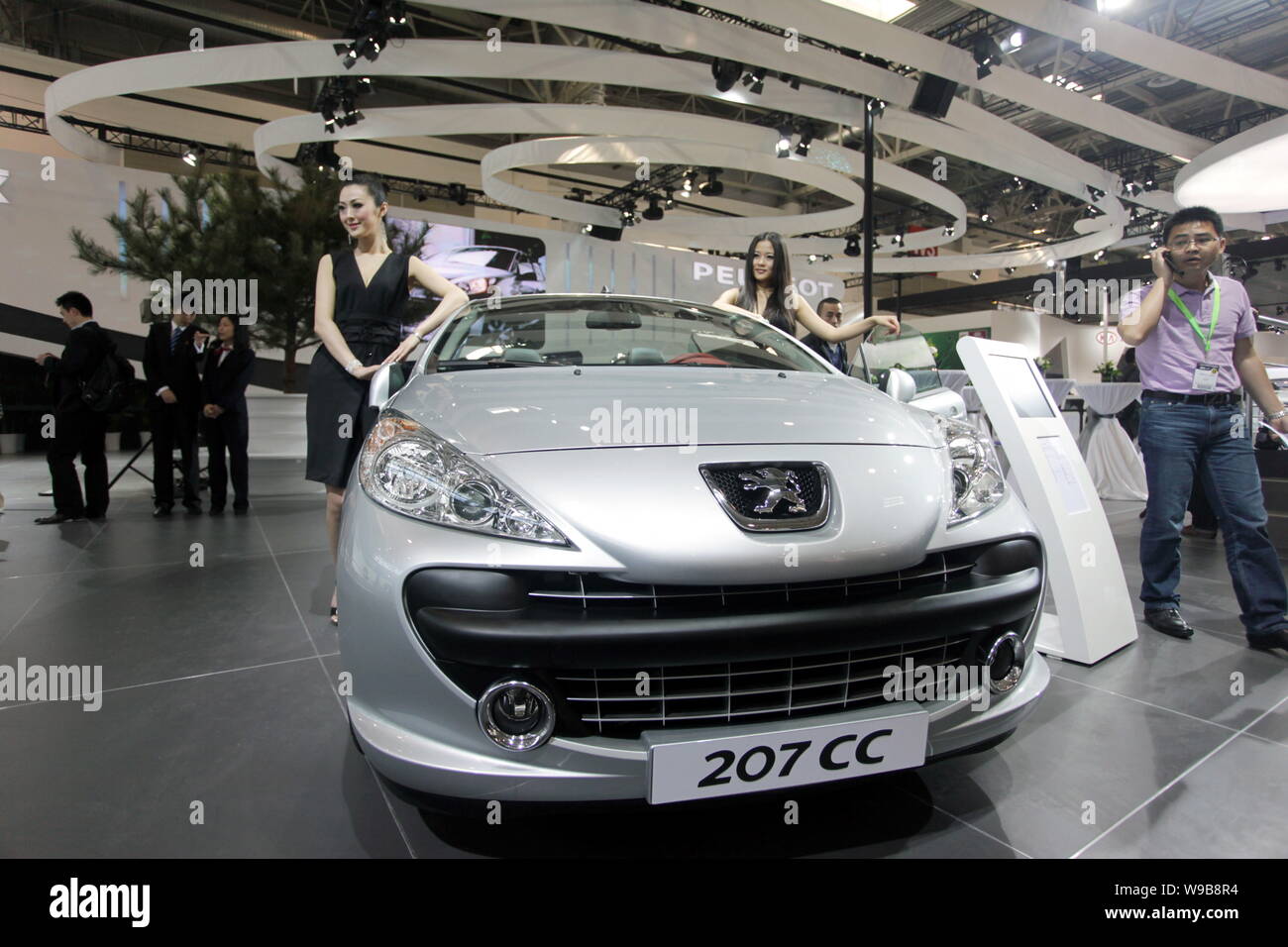 Modelle Darstellen Indem Ein Peugeot 7 Cc Auf Der Auto China 10 In Peking China 24 April 10 Franzosische Auto Riese Peugeot Citroen Hat Berichtet Stockfotografie Alamy