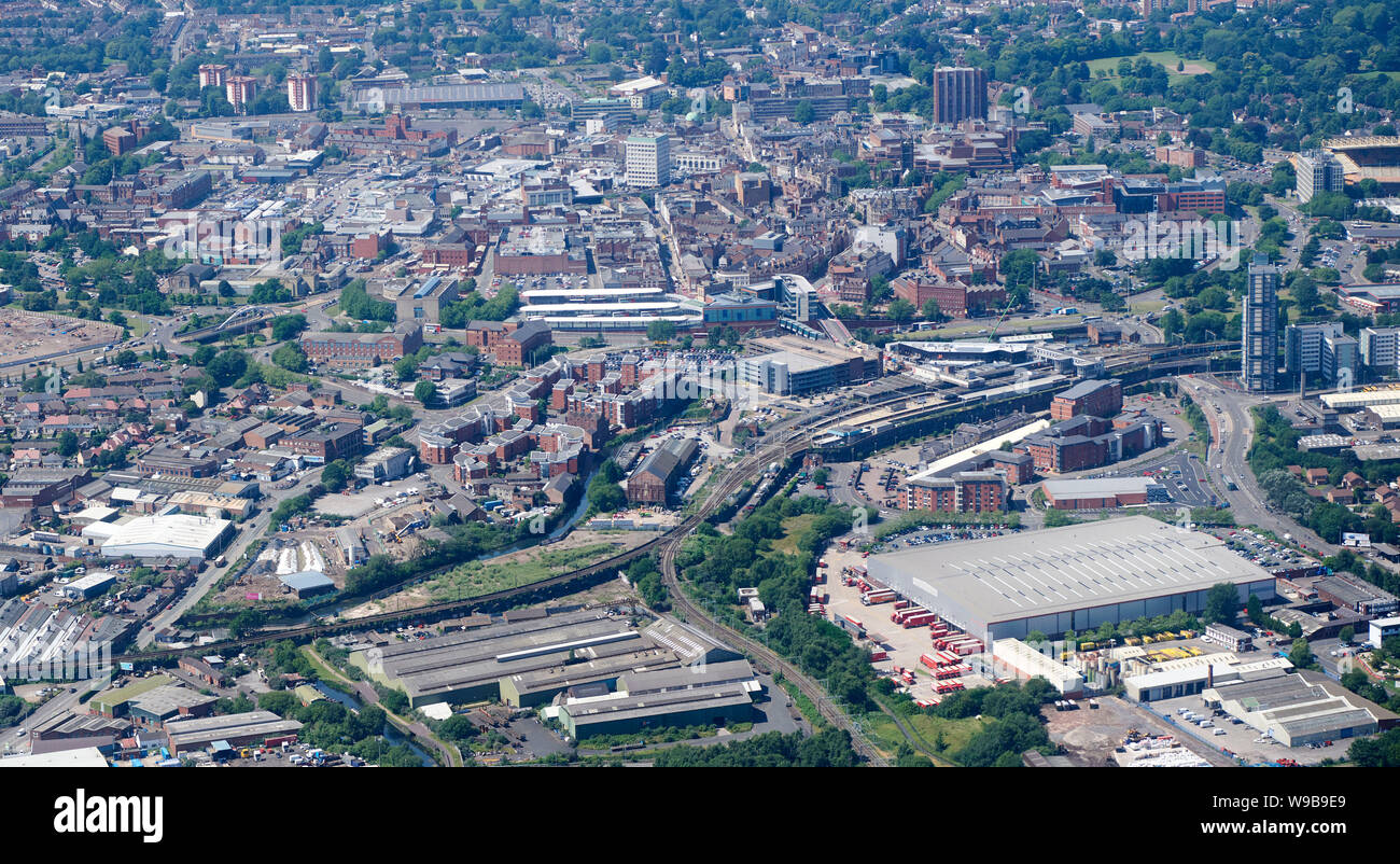 Luftaufnahme Von Wolverhampton West Midlands England Uk Zeigt Queens Square Und St Peterskirche Stockfotografie Alamy