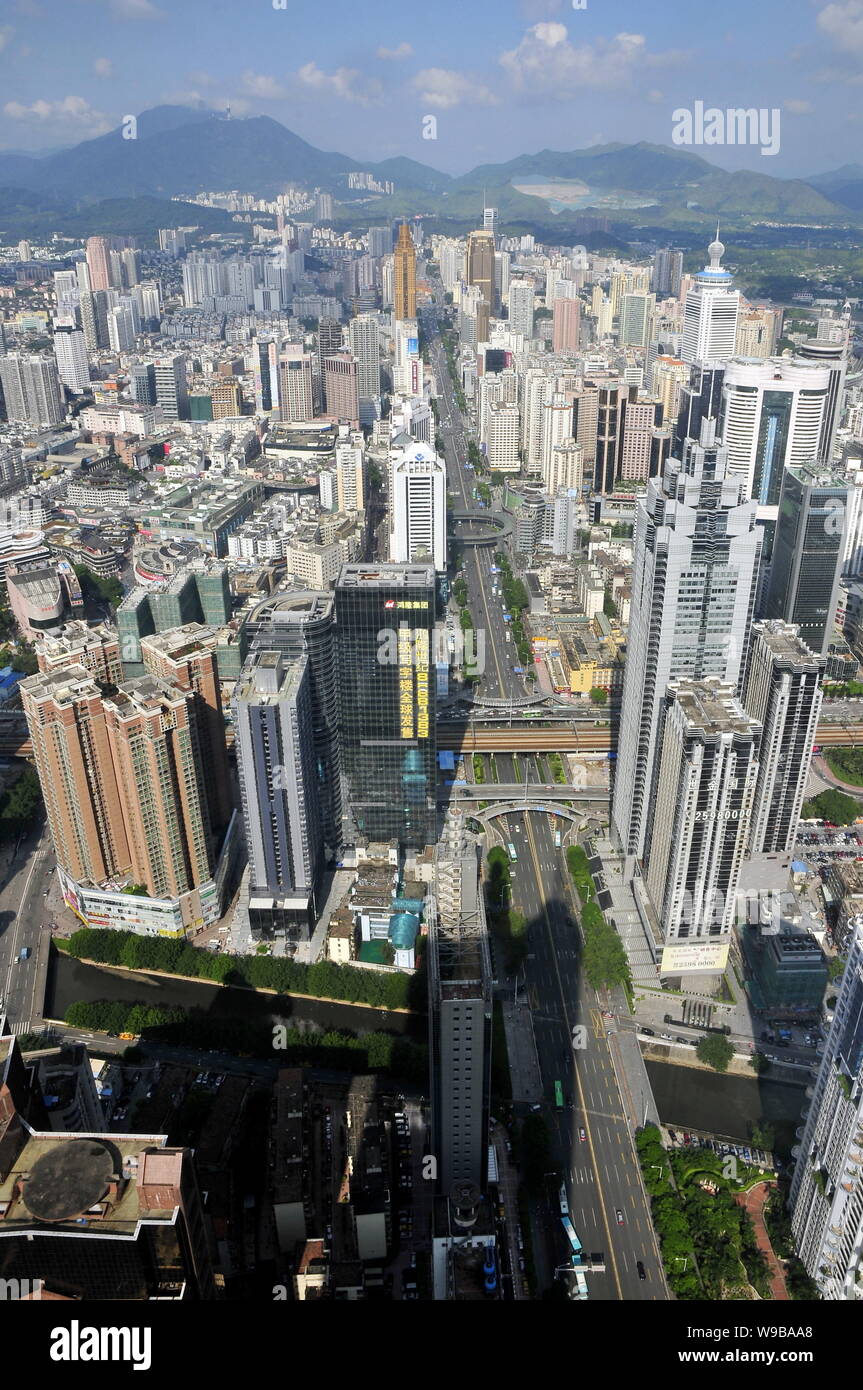 Anzeigen von Clustern von Wolkenkratzern, Hochhaus Büro- und Wohngebäuden Mehrfamilienhäusern in Shenzhen City, South China Guangdong Provinz, 10. August 201 Stockfoto
