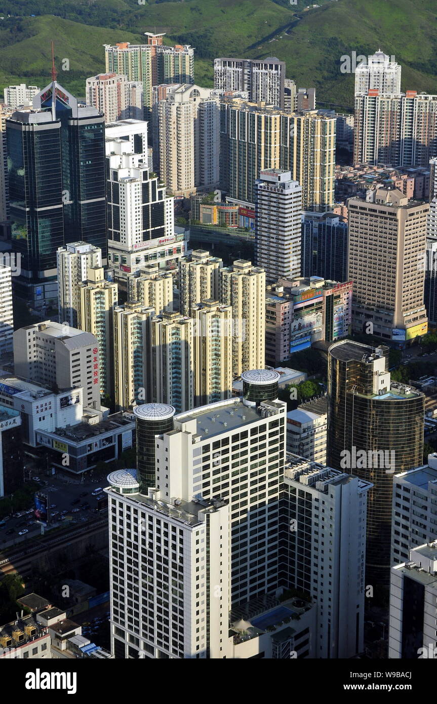 Anzeigen von Clustern von Wolkenkratzern, Hochhaus Büro- und Wohngebäuden Mehrfamilienhäusern in Shenzhen City, South China Guangdong Provinz, 10. August 201 Stockfoto