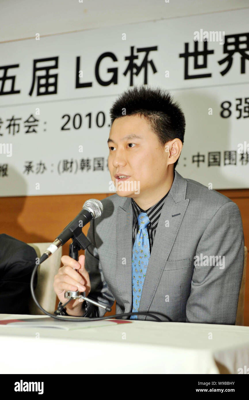 Chinesische Go player Kong Jie (9 Dan) spricht bei einer Pressekonferenz für die 15. lg Schale Welt Baduk Meisterschaft in Shanghai, China, 7. November 2010. Th Stockfoto