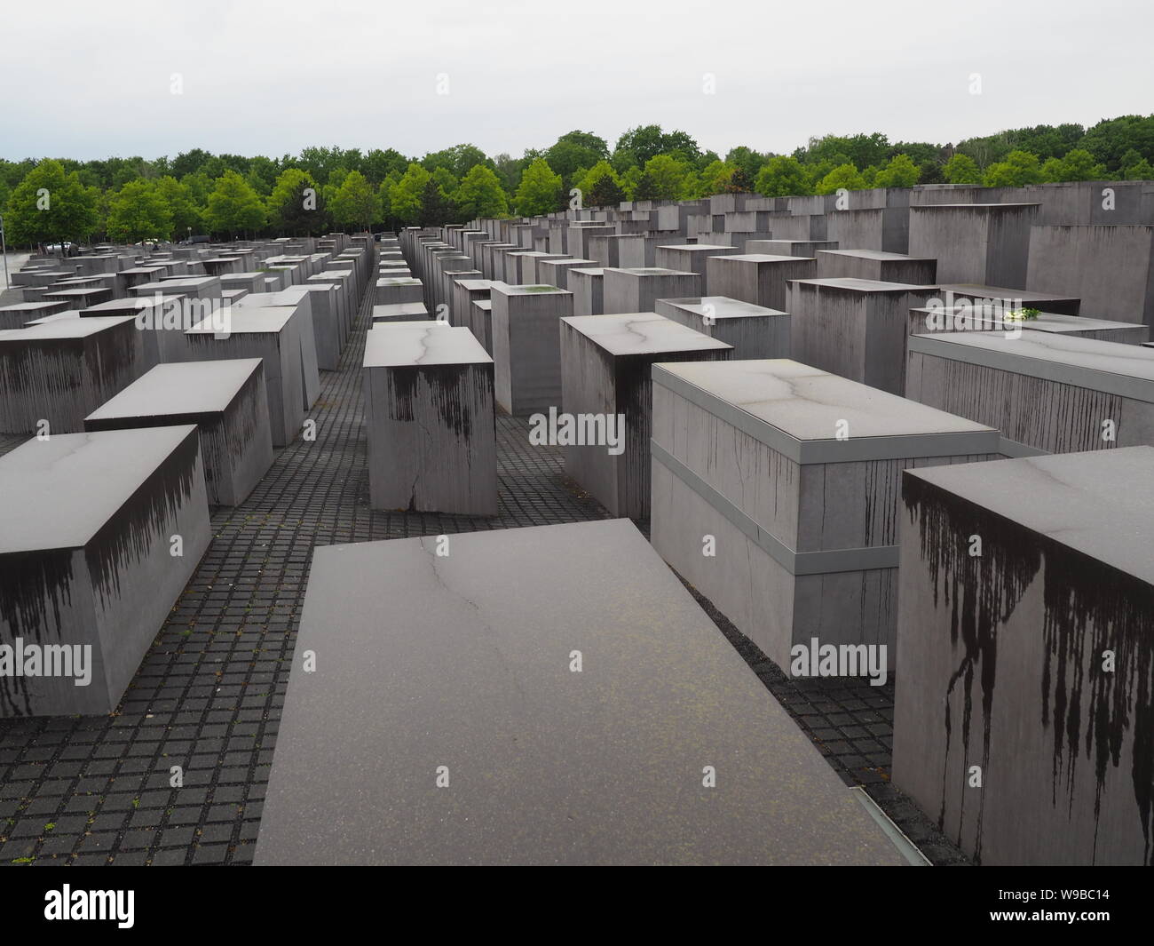 Anzeigen Zement block Monument holocaust Jüdisches Berlin Regen, Deutschland Europa Stockfoto