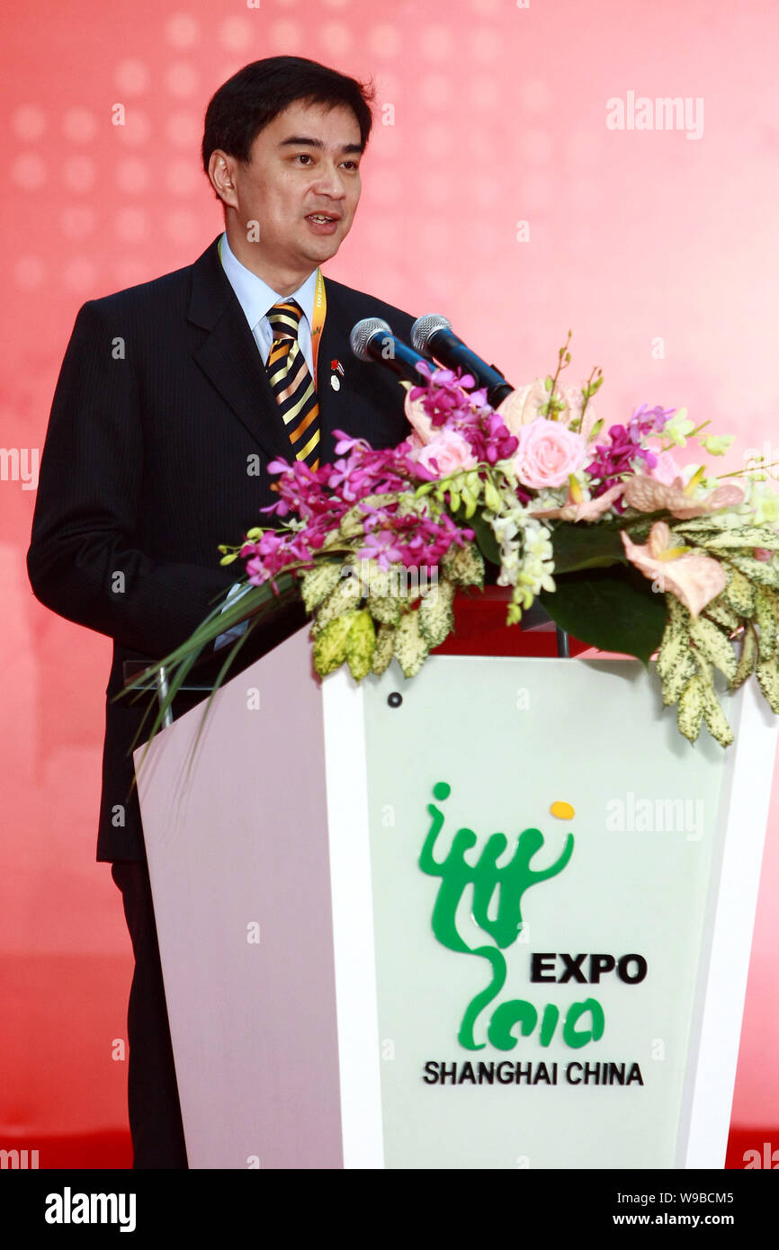 Thailändische Ministerpräsident Abhisit Vejjajiva spricht an einem Festakt zum Thailand Pavilion Tag in der World Expo Park in Shanghai, China, 5 Septembe Stockfoto